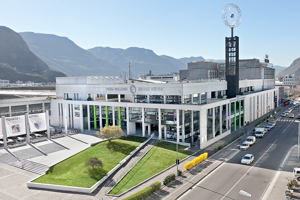 File:Messe Bozen-Messegelände.jpg