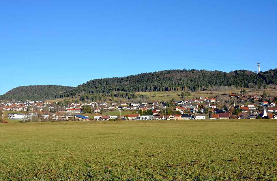 File:Montschenloch und Ortenberg, Deilingen (Tuttlingen).jpg