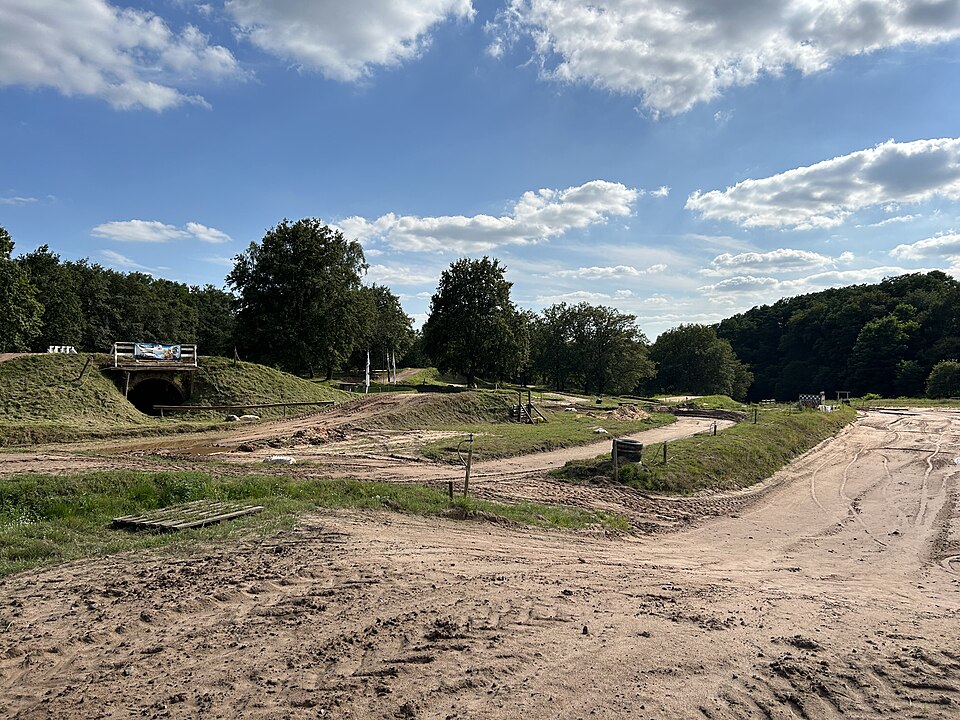 File:Naßweiler, Motocrossstrecke (Juli 2024) (1).jpg