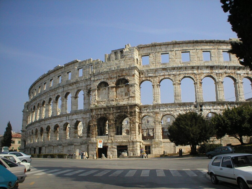 File:Pula-amfiteatar.JPG