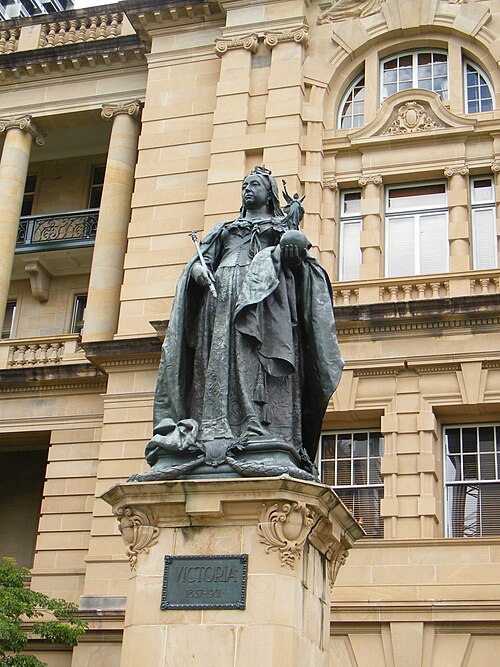 File:Queen Victoria Statue Brisbane.jpg