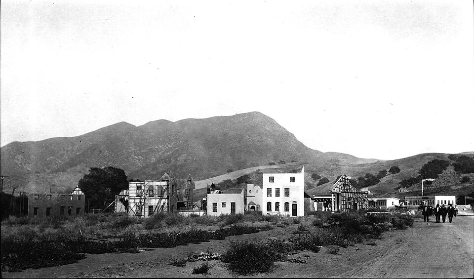 File:Universal Pictures film sets photographed 1915.jpg