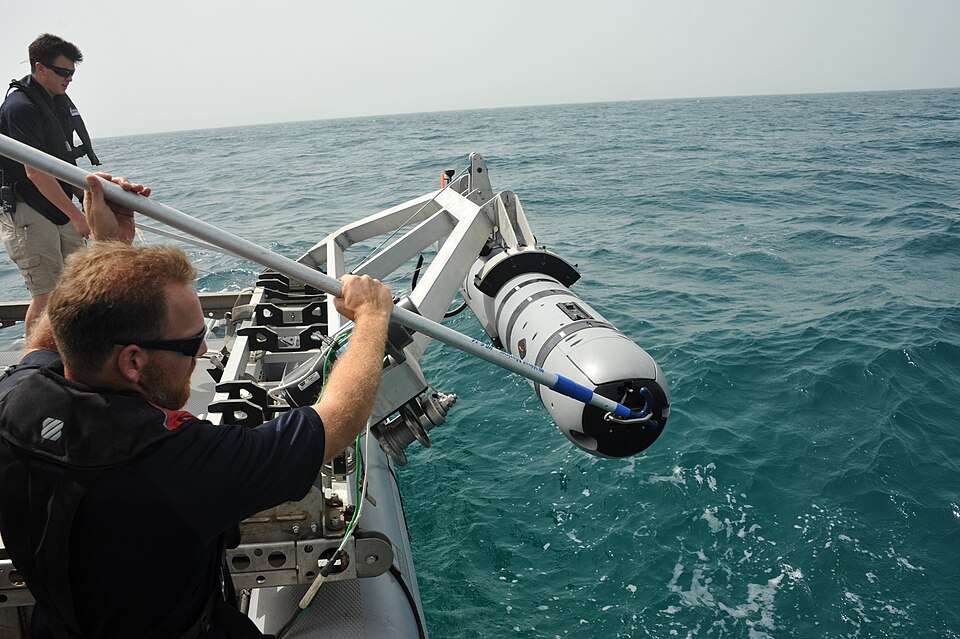 File:Unmanned Underwater Vehicle operations 130605-N-AZ907-046.jpg