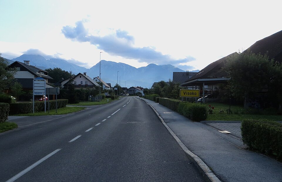 File:Visoko Sencur Slovenia.jpg
