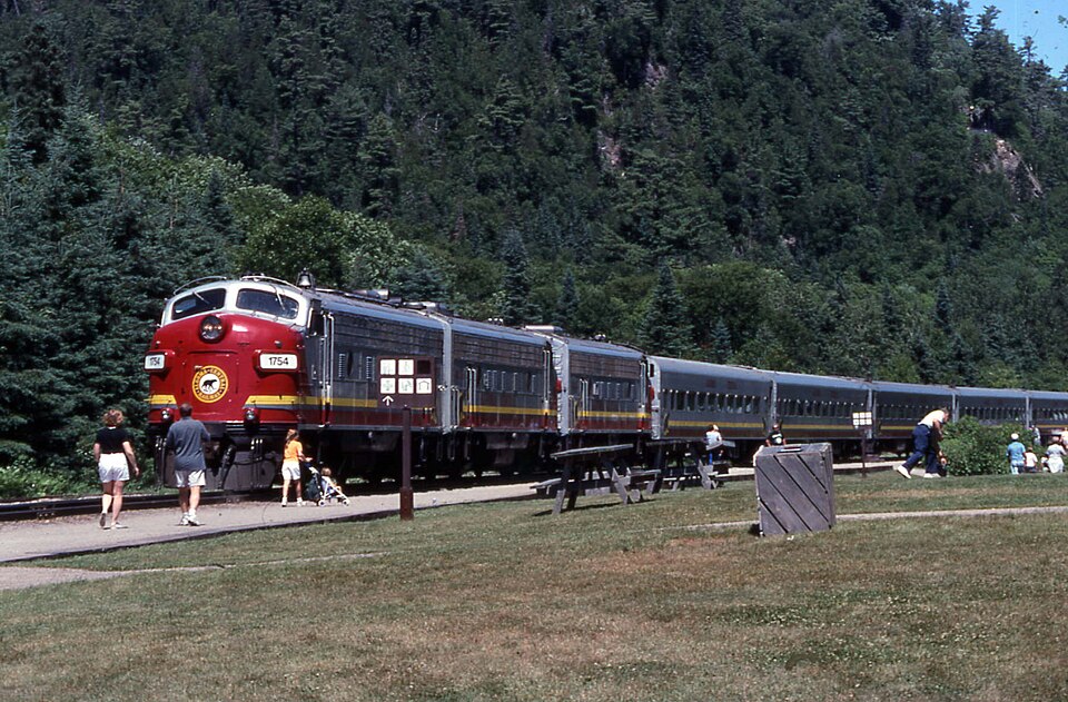 File:Algoma Central stopped in Agawa Canyon.jpg