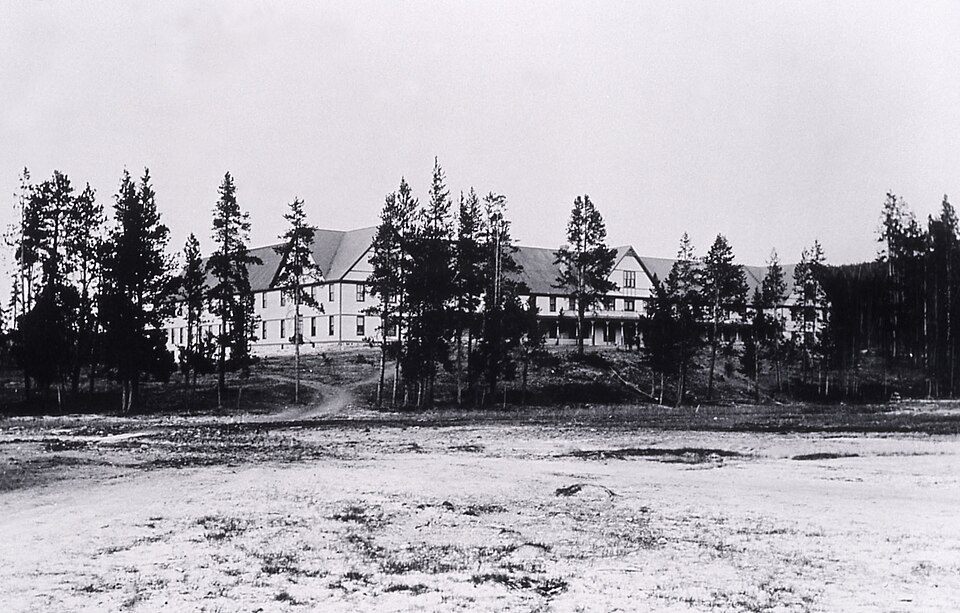 File:FountainHotelYNP.jpg