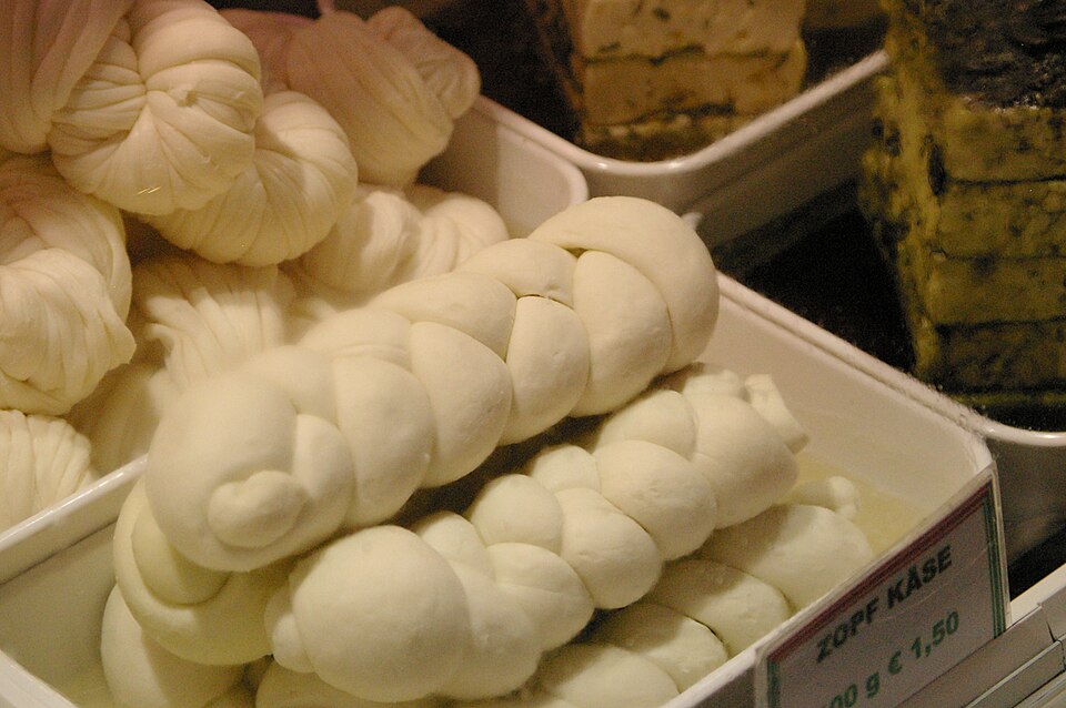File:Geflochtener Käse(Wien Naschmarkt).JPG