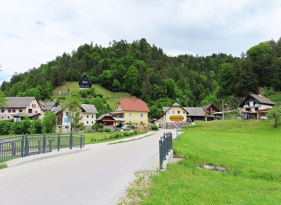 File:Hotovlja Slovenia 5.jpg