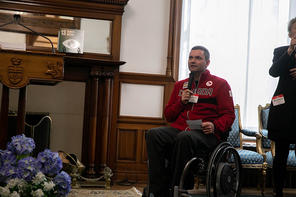 File:Mark Ideson, Paraolympian, speaking (40635130944).jpg
