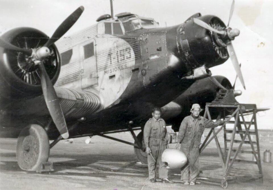 File:T-153 Fuerza Aérea Argentina Misiones 04-01-1946.jpg