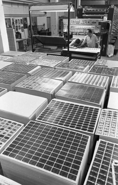 File:Bundesarchiv Bild 183-1990-0103-006, Altenburg, Spielkartenherstellung.jpg