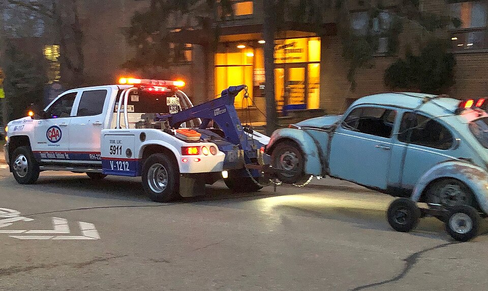File:Canadian Automobile Association (CAA) tow truck.jpg