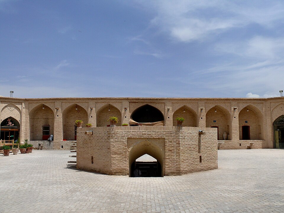 File:Caravansary Courtyard Meybod.jpg
