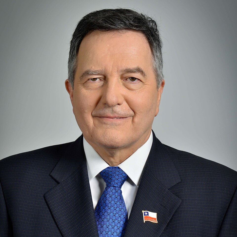 File:ROBERTO AMPUERO.jpg