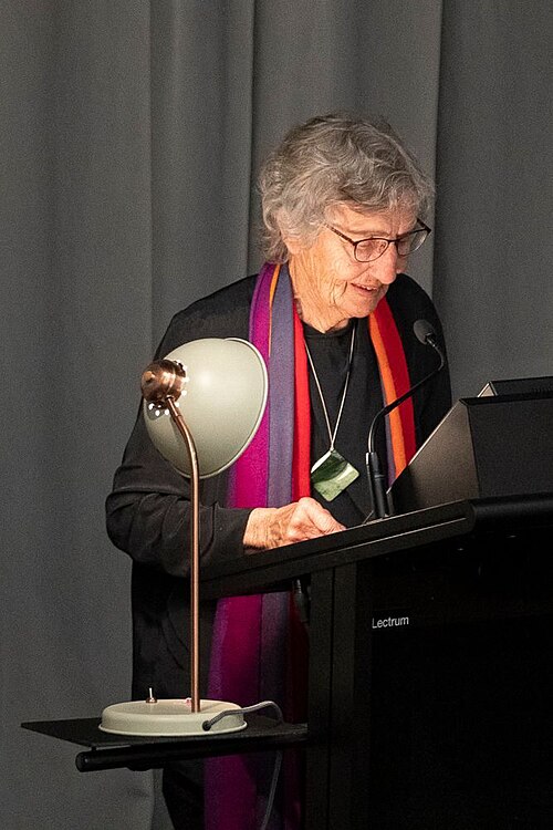 File:Renée Taylor gives the Pānui.jpg