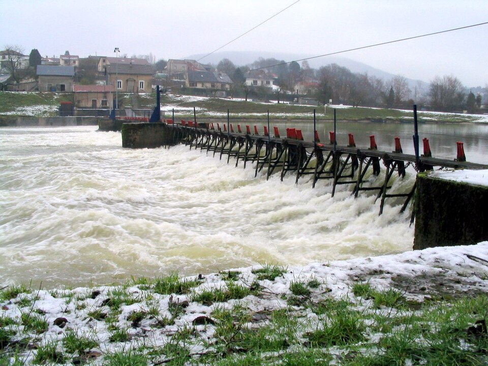 File:Revin Meuse weir 20041230- 024.jpg