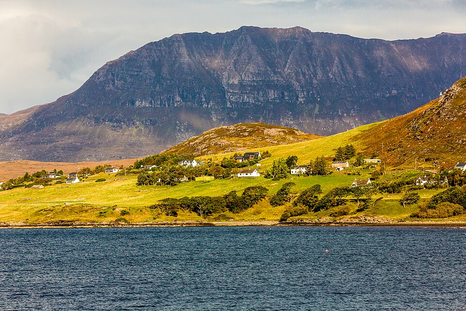 File:Rhue, Loch Broom - panoramio.jpg