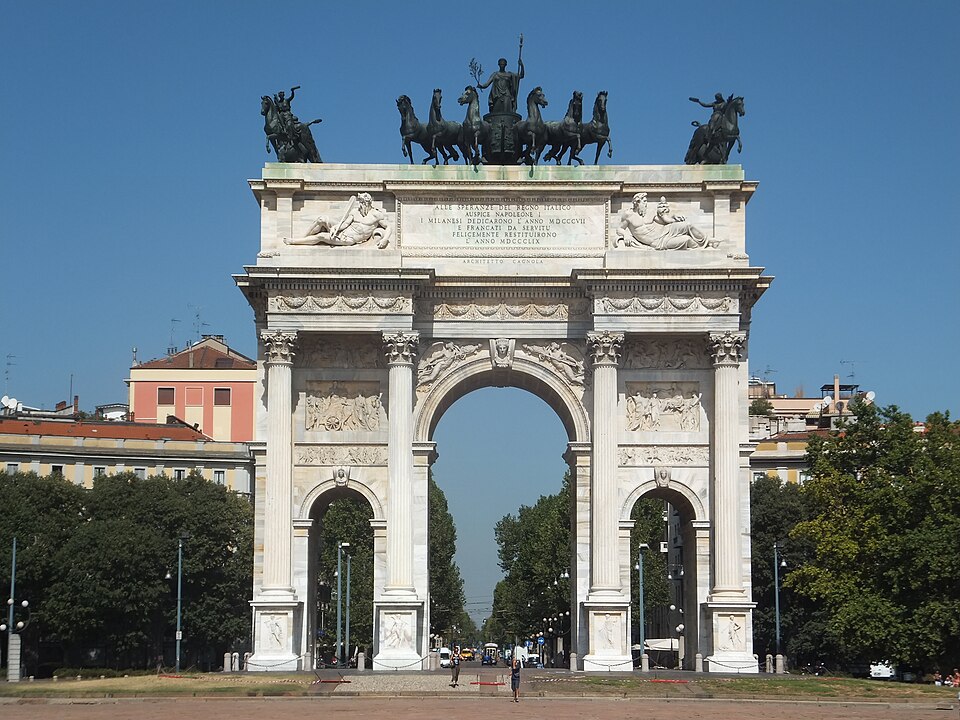File:Triumphal arch in Milan (8870285141).jpg