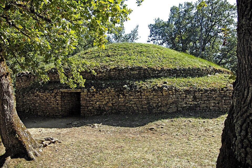 File:Tumulus Bougon7.jpg