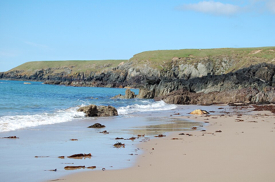File:Aberdaron - Porthor.JPG