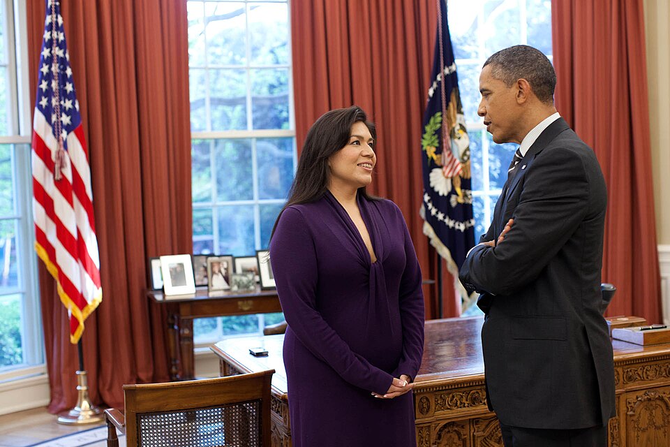 File:Barack Obama and Kimberly Teehee, 2012-04-27.jpg