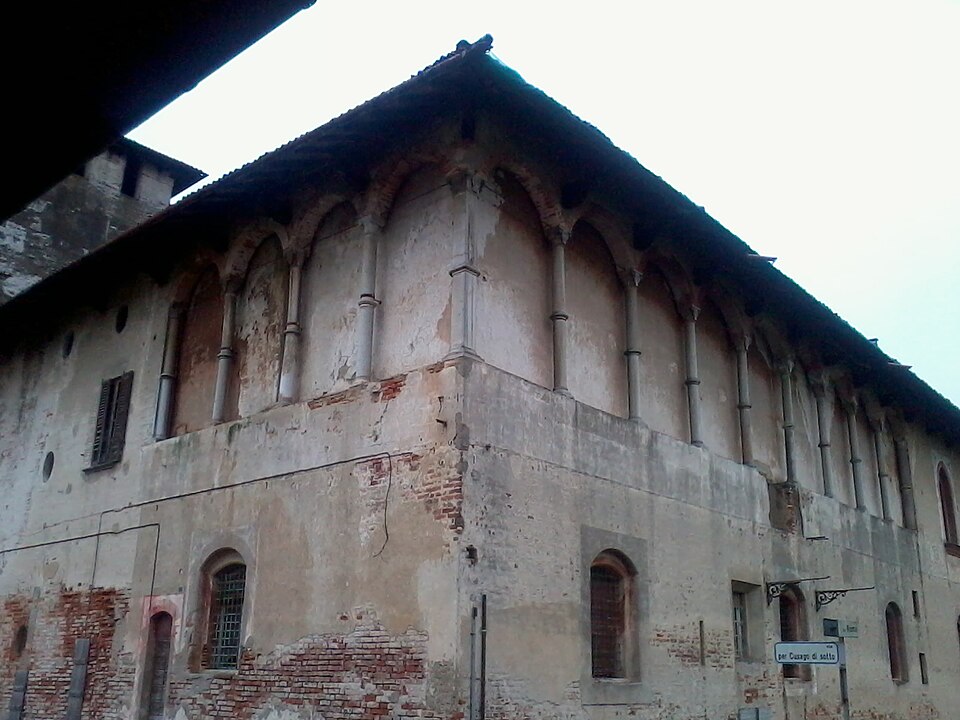 File:CastelloCusagoLoggiato.jpg