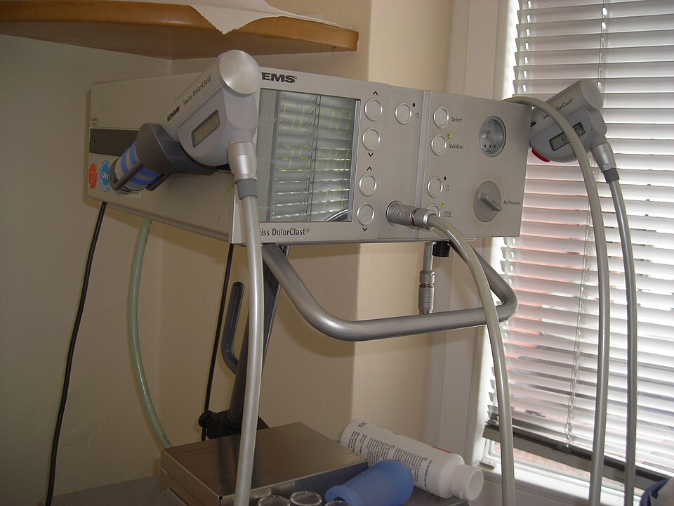 File:Gerät zur extrakorporalen Stoßwellentherapie.JPG