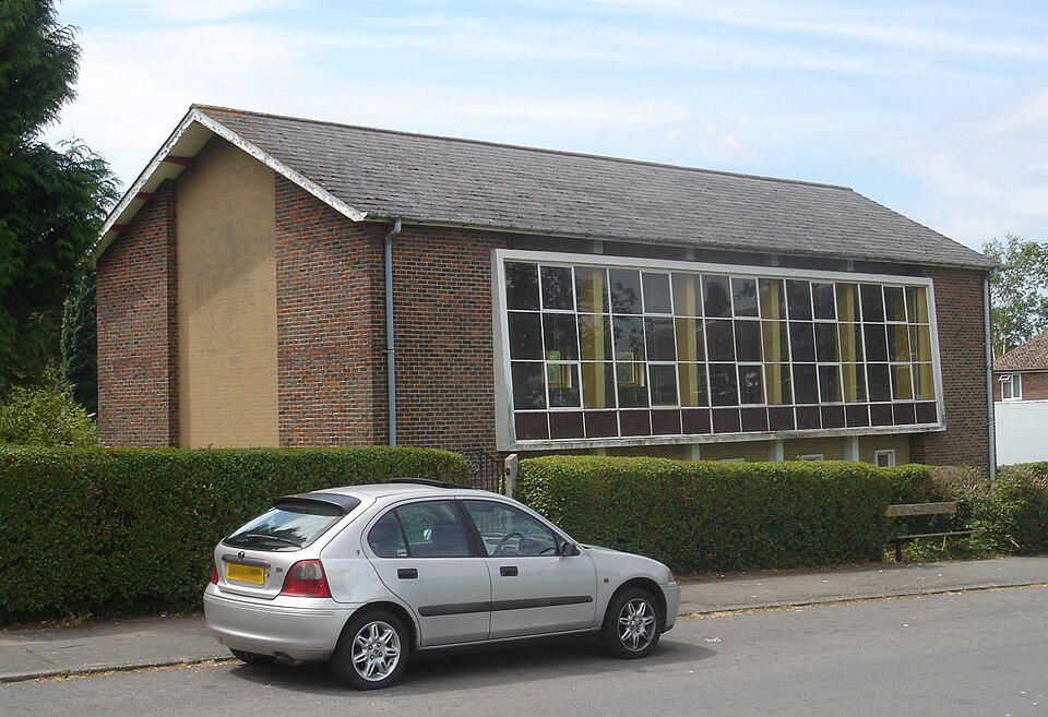 File:St Luke's Church, East Grinstead.jpg