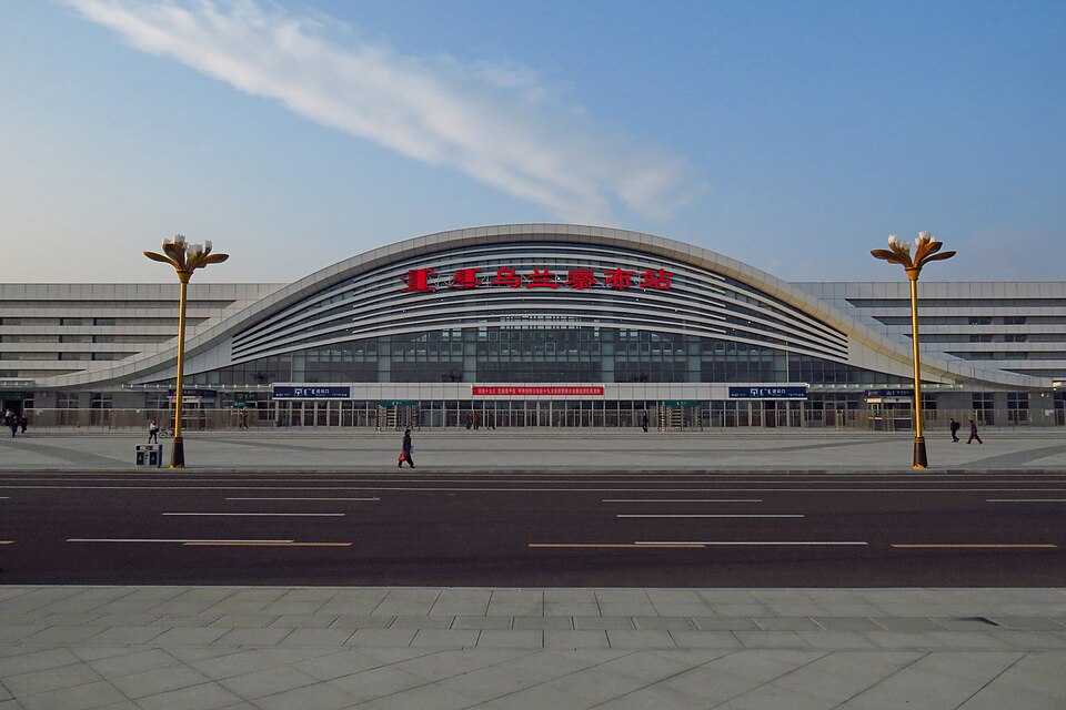 File:Ulanqab Railway Station (20171007170935).jpg