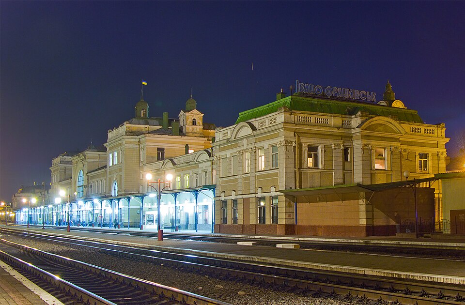 File:Вокзал станції Івано-Франківськ.jpg