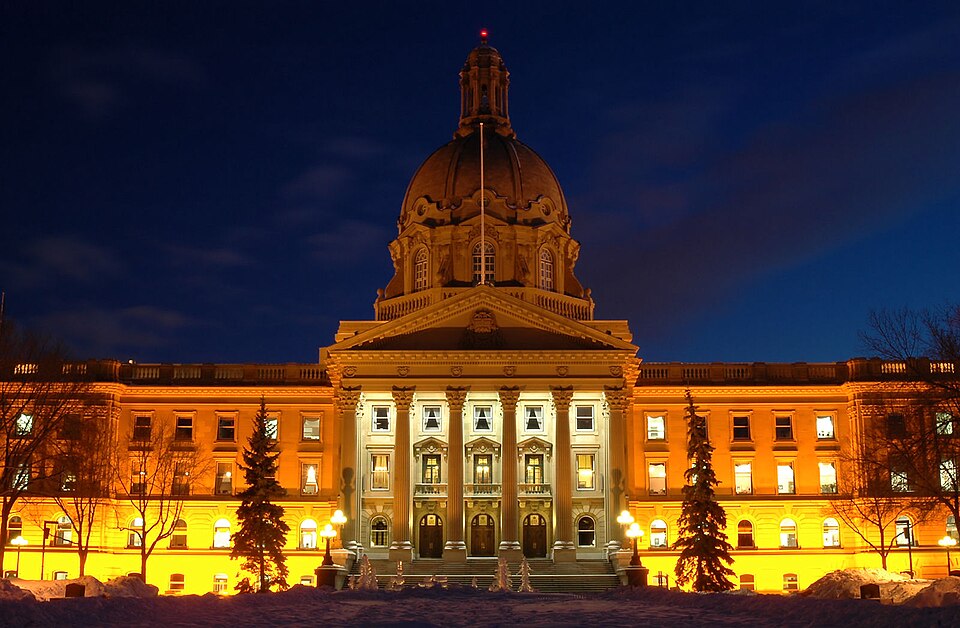 File:Alberta Legislature Building at night.jpg
