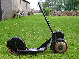 Gasoline-fueled 155 cc (9.5 cu in) four-stroke single Autoped Ever Ready