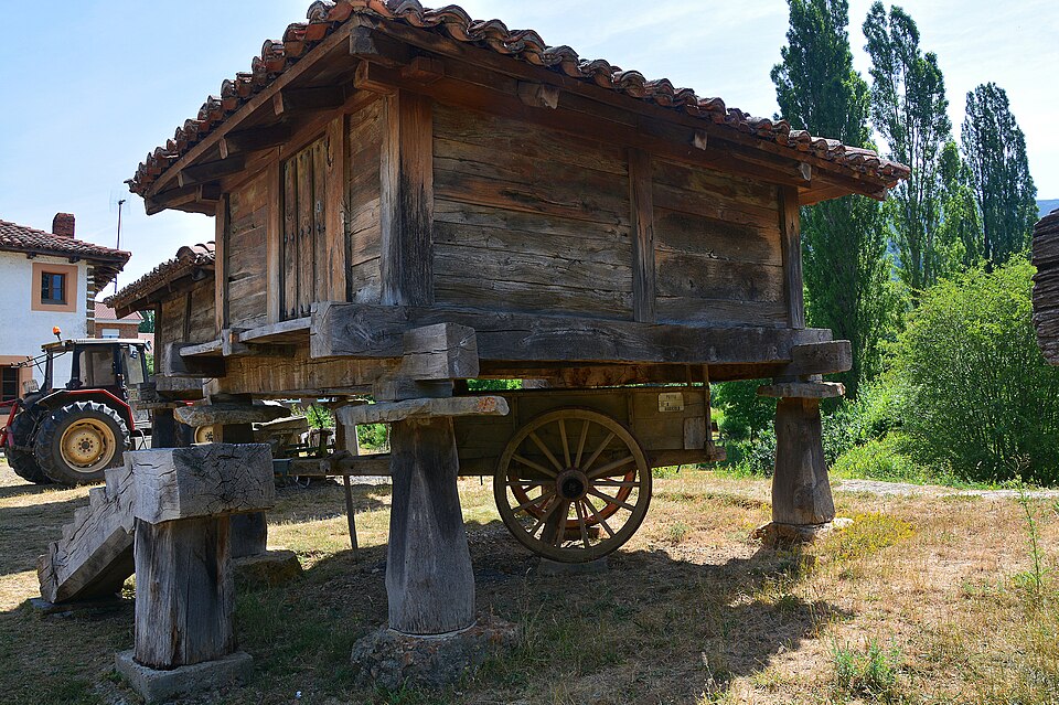 File:Hórreos en Prioro (León) (02).jpg