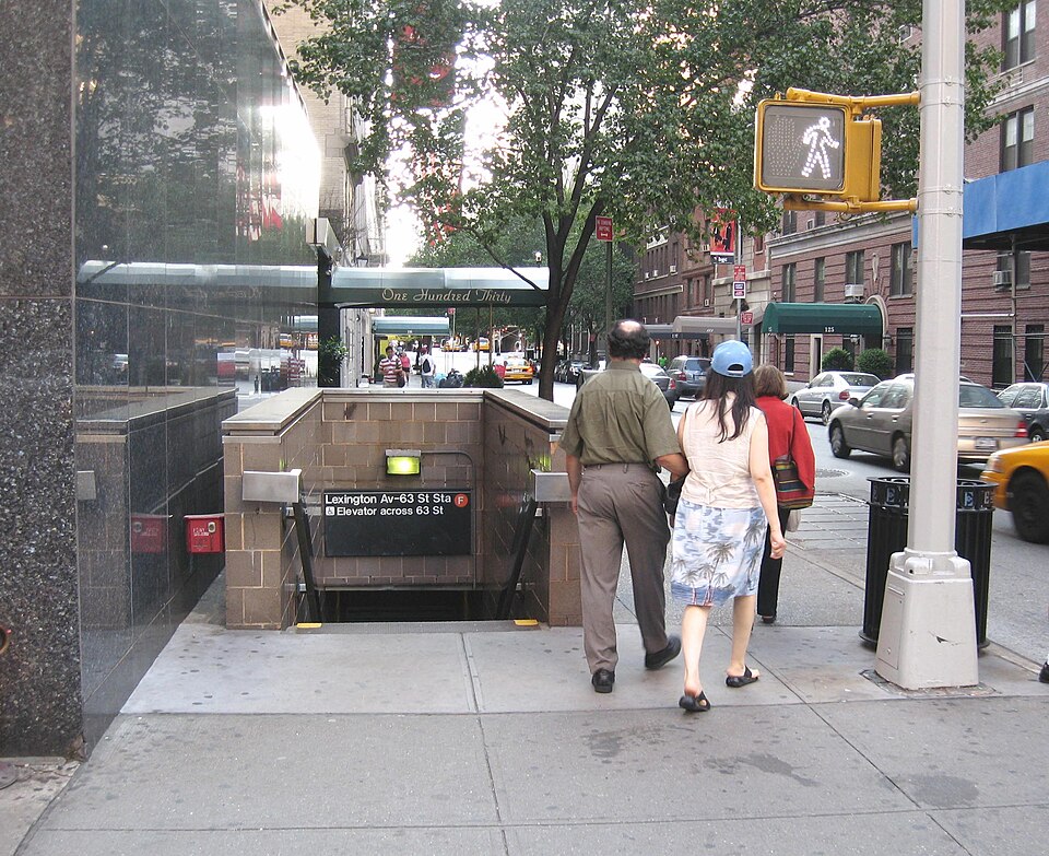 File:Lex 63 St Sta stair jeh.JPG