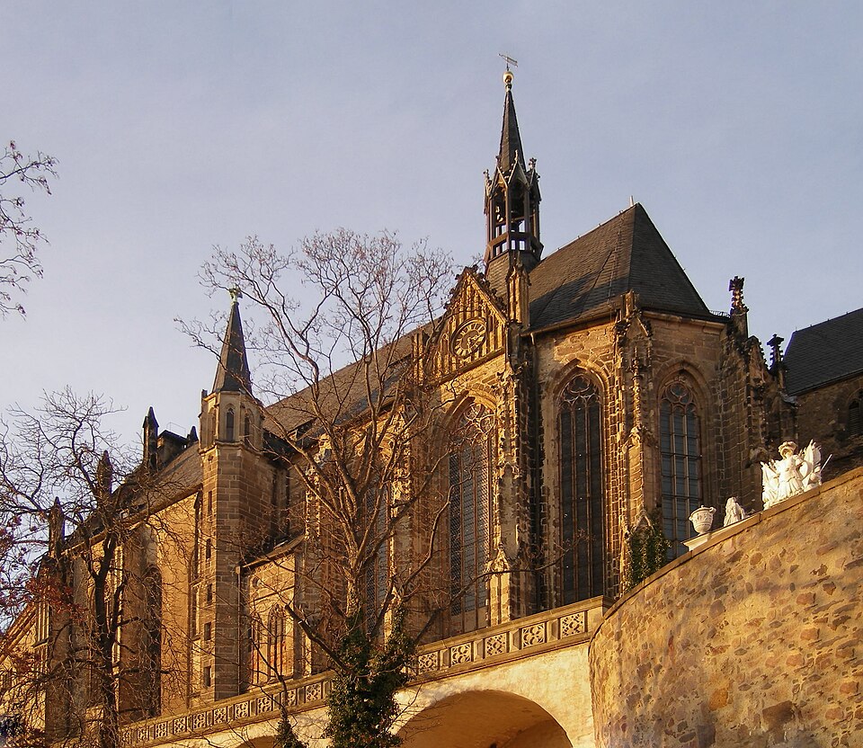 File:Schlosskirche Altenburg Südseite.jpg