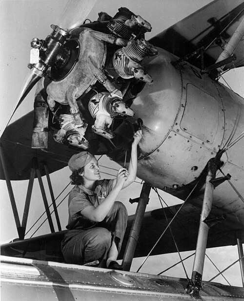 File:N3N female mechanic 1942 535576.jpg
