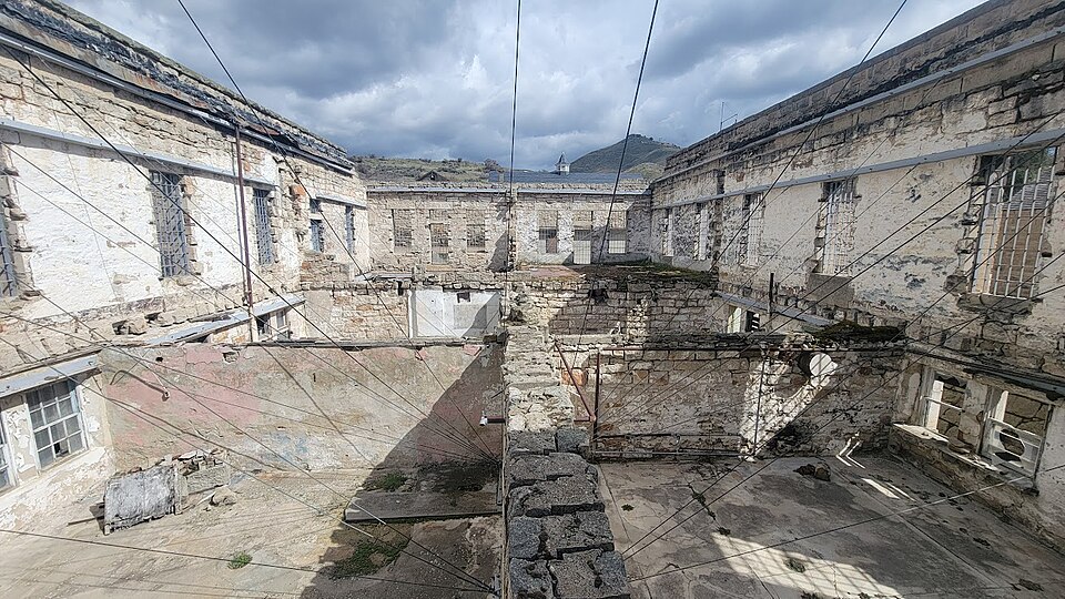 File:OISPdininghall.jpg