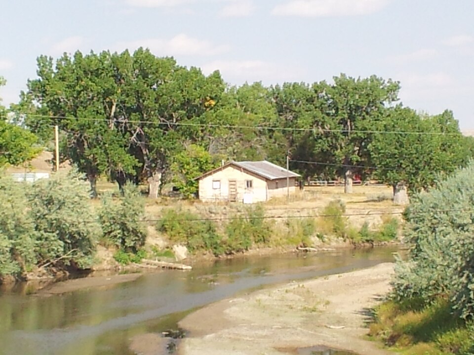File:Sussex Community Hall near Kaycee WY.jpg