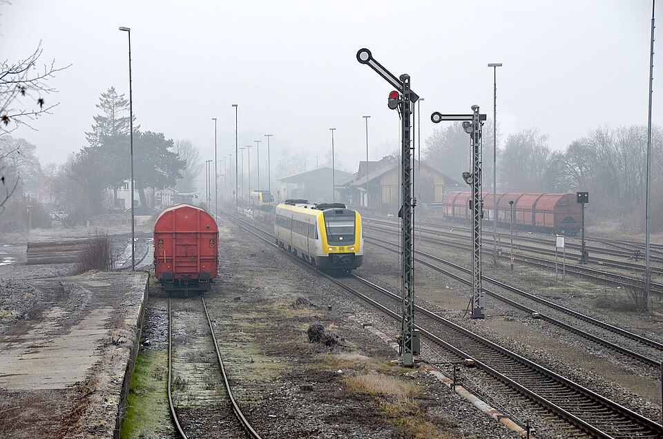 File:Ausfahrsignale Stellwerk Mengen.jpg