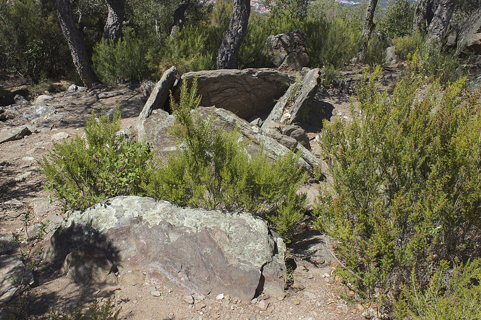File:Dolmen des collets de Cotlliure02.jpg