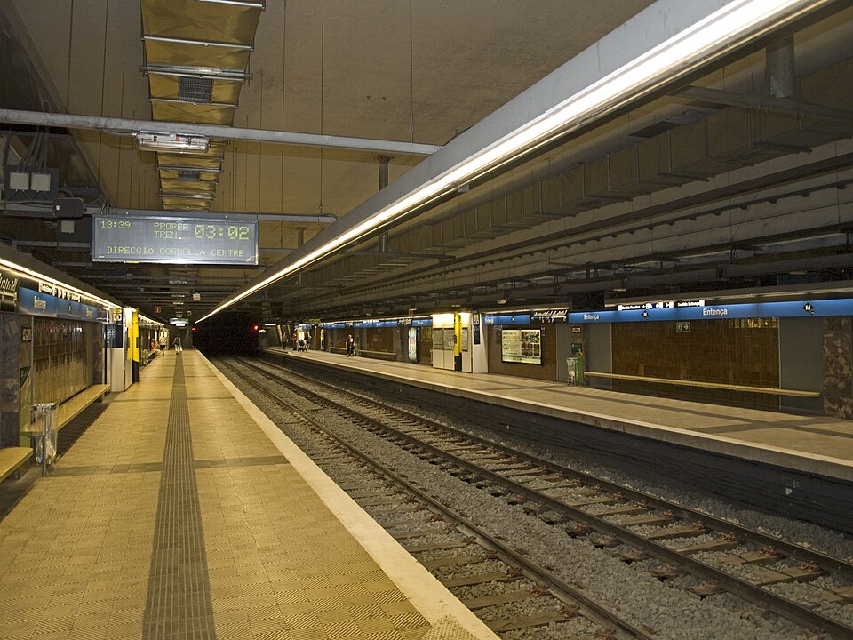File:Entença station platforms.jpg