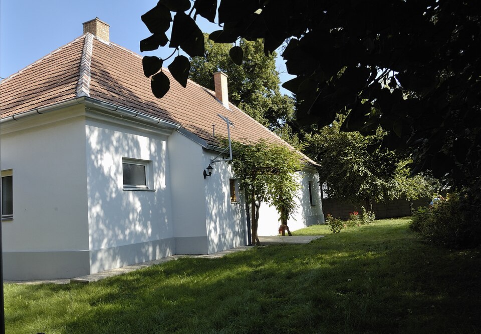 File:Pfarrhof Angern.jpg