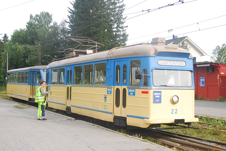 File:Strømmen and Leopold tram at Munkvoll.jpg
