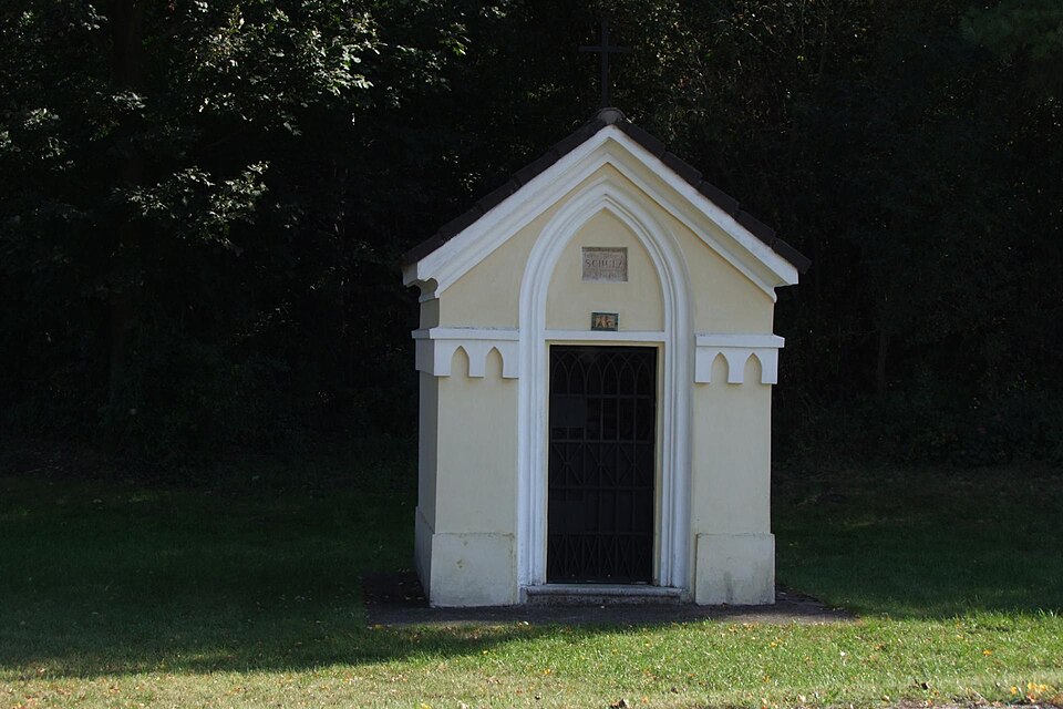 File:Schutzengelkapelle und Figur (Hohenruppersdorf) 1.jpg