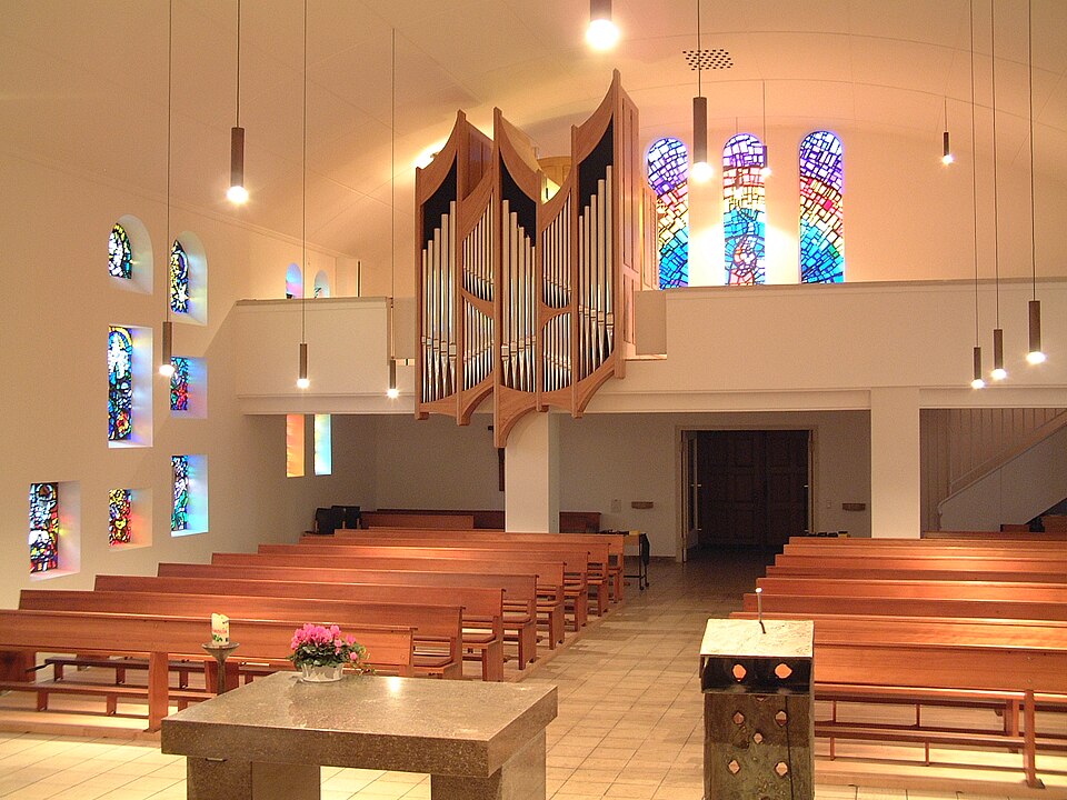 File:Ansicht vom Altar.JPG