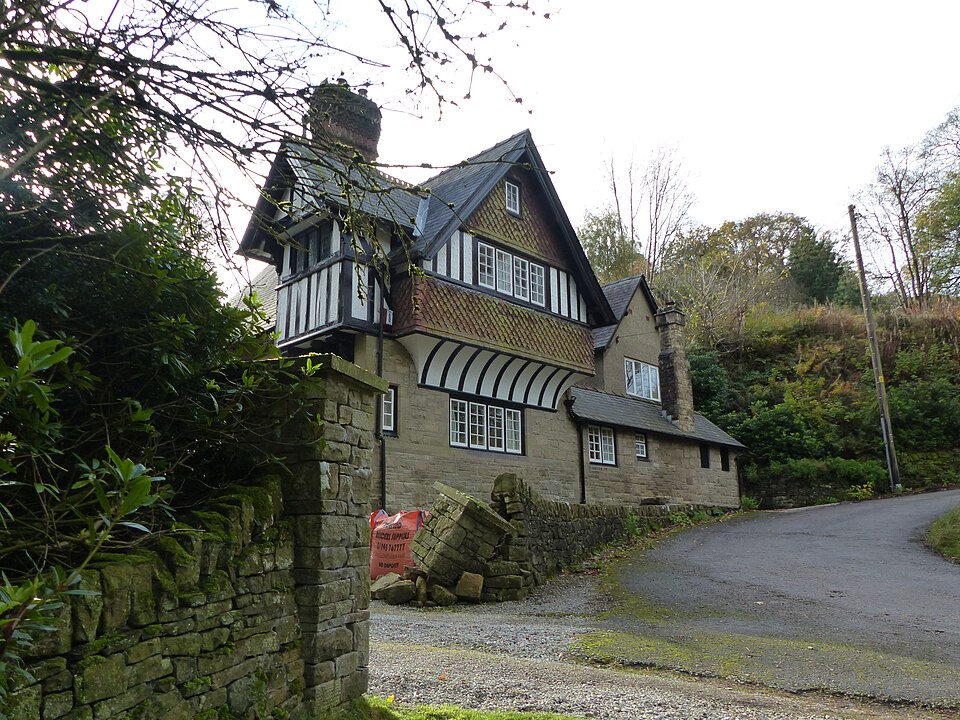File:Bank Hall Lodge, Chapel-en-le-Frith.jpg