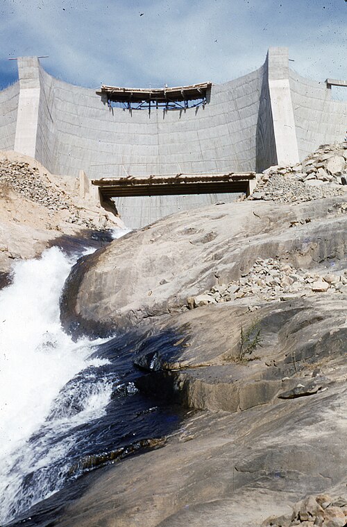 File:Barrage de Tsiazompaniry.jpg