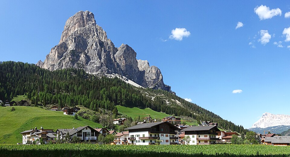 File:Corvara & Sassongher.jpg