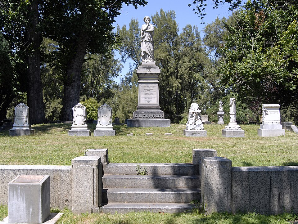 File:Gravesite of EB Crocker & Family.jpg