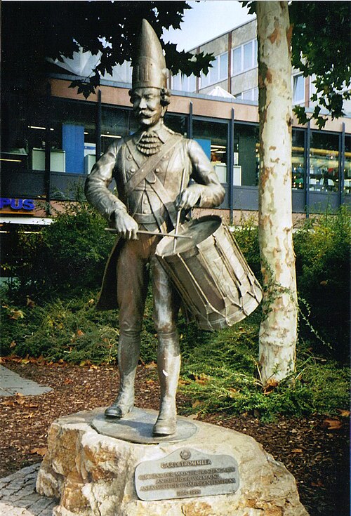 File:Mainzer Prinzengarde Statue.jpg